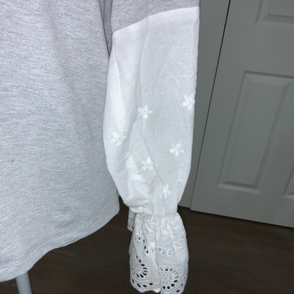 ❌5⭐️ rated⭐️Lg Slv Top Grey knit w/.  ivory emb Slv - Picture 6 of 6